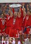 16.05.2026, Fussball Bundesliga 2025/2026, 34.Spieltag, FC Bayern München - 1.FC Köln, in der Allianz-Arena München,   Harry Kane (FC Bayern München) mit der Schale 


