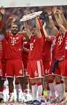 16.05.2026, Fussball Bundesliga 2025/2026, 34.Spieltag, FC Bayern München - 1.FC Köln, in der Allianz-Arena München,   
Joshua Kimmich (FC Bayern München) hält die Schale nach oben,v.l. Jonathan Tah (FC Bayern München), Min-jae Kim (Bayern München, Minjae Kim), Joshua Kimmich (FC Bayern München) 

