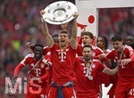 16.05.2026, Fussball Bundesliga 2025/2026, 34.Spieltag, FC Bayern München - 1.FC Köln, in der Allianz-Arena München,   Leon Goretzka (FC Bayern München)  hält als erstes die Schale in die Höhe, 


