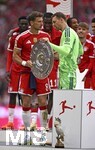 16.05.2026, Fussball Bundesliga 2025/2026, 34.Spieltag, FC Bayern München - 1.FC Köln, in der Allianz-Arena München,   Leon Goretzka (FC Bayern München)  hält als erstes die Schale in die Höhe, das bestimmt hier Torwart Manuel Neuer (FC Bayern München) 


