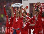 16.05.2026, Fussball Bundesliga 2025/2026, 34.Spieltag, FC Bayern München - 1.FC Köln, in der Allianz-Arena München,   Leon Goretzka (FC Bayern München)  hält als erstes die Schale in die Höhe, 


