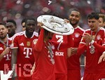 16.05.2026, Fussball Bundesliga 2025/2026, 34.Spieltag, FC Bayern München - 1.FC Köln, in der Allianz-Arena München,   Michael Olise (FC Bayern München) mit der Schale 



