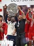 16.05.2026, Fussball Bundesliga 2025/2026, 34.Spieltag, FC Bayern München - 1.FC Köln, in der Allianz-Arena München,   
Trainer Vincent Kompany (FC Bayern München) hält die Schale nach oben,

