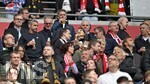 16.05.2026, Fussball Bundesliga 2025/2026, 34.Spieltag, FC Bayern München - 1.FC Köln, in der Allianz-Arena München,   Die Bayern Verantwortlichen gönnen sich ein Paulaner Bier, auf dem Bild Vorstandsvorsitzender Jan-Christian Dreesen (FC Bayern München), Ex-Vorstandsvorsitzender Karl-Heinz Rummenigge (FC Bayern München) , Ehren-Präsident Uli Hoeneß (FC Bayern München, Hoeness), Präsident Herbert Hainer (FC Bayern) 


