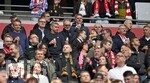 16.05.2026, Fussball Bundesliga 2025/2026, 34.Spieltag, FC Bayern München - 1.FC Köln, in der Allianz-Arena München,   Die Bayern Verantwortlichen gönnen sich ein Paulaner Bier, auf dem Bild Vorstandsvorsitzender Jan-Christian Dreesen (FC Bayern München), Ex-Vorstandsvorsitzender Karl-Heinz Rummenigge (FC Bayern München) , Ehren-Präsident Uli Hoeneß (FC Bayern München, Hoeness), Präsident Herbert Hainer (FC Bayern) 


