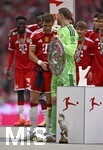 16.05.2026, Fussball Bundesliga 2025/2026, 34.Spieltag, FC Bayern München - 1.FC Köln, in der Allianz-Arena München,   v.l. Leon Goretzka (FC Bayern München) und Torwart Manuel Neuer (FC Bayern München) , hier gibt Torwart Manuel Neuer (FC Bayern München) Leon Goretzka (FC Bayern München) die Meisterschale


