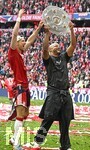 16.05.2026, Fussball Bundesliga 2025/2026, 34.Spieltag, FC Bayern München - 1.FC Köln, in der Allianz-Arena München,   v.l. Leon Goretzka (FC Bayern München) und Trainer Vincent Kompany (FC Bayern München) feiern mit Meisterschale


