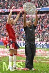 16.05.2026, Fussball Bundesliga 2025/2026, 34.Spieltag, FC Bayern München - 1.FC Köln, in der Allianz-Arena München,   v.l. Leon Goretzka (FC Bayern München) und Trainer Vincent Kompany (FC Bayern München) feiern mit Meisterschale


