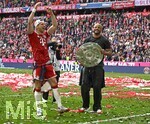 16.05.2026, Fussball Bundesliga 2025/2026, 34.Spieltag, FC Bayern München - 1.FC Köln, in der Allianz-Arena München,   v.l. Leon Goretzka (FC Bayern München) und Trainer Vincent Kompany (FC Bayern München) feiern mit Meisterschale


