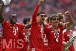 16.05.2026, Fussball Bundesliga 2025/2026, 34.Spieltag, FC Bayern München - 1.FC Köln, in der Allianz-Arena München,   
v.l. Dayot Upamecano (FC Bayern München), Aleksandar Pavlovic (FC Bayern München), und Tom Bischof (Bayern München) feiern 

