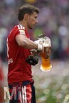 16.05.2026, Fussball Bundesliga 2025/2026, 34.Spieltag, FC Bayern München - 1.FC Köln, in der Allianz-Arena München,   Der Kakadu das Maskottchen kriegt einen Schluck Weissbier.



