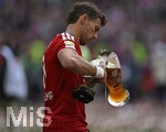16.05.2026, Fussball Bundesliga 2025/2026, 34.Spieltag, FC Bayern München - 1.FC Köln, in der Allianz-Arena München,   Der Kakadu das Maskottchen kriegt einen Schluck Weissbier.



