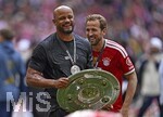16.05.2026, Fussball Bundesliga 2025/2026, 34.Spieltag, FC Bayern München - 1.FC Köln, in der Allianz-Arena München,   v.l. Trainer Vincent Kompany (FC Bayern München) und Harry Kane (FC Bayern München) feiern mit Meisterschale


