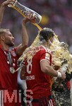16.05.2026, Fussball Bundesliga 2025/2026, 34.Spieltag, FC Bayern München - 1.FC Köln, in der Allianz-Arena München,   Bierdusche von Leon Goretzka (FC Bayern München) von Konrad Laimer (FC Bayern München) 


