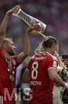 16.05.2026, Fussball Bundesliga 2025/2026, 34.Spieltag, FC Bayern München - 1.FC Köln, in der Allianz-Arena München,   Bierdusche von Leon Goretzka (FC Bayern München) von Konrad Laimer (FC Bayern München) 


