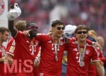 16.05.2026, Fussball Bundesliga 2025/2026, 34.Spieltag, FC Bayern München - 1.FC Köln, in der Allianz-Arena München,   
v.l. Dayot Upamecano (FC Bayern München), Aleksandar Pavlovic (FC Bayern München), und Tom Bischof (Bayern München) feiern 

