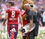 16.05.2026, Fussball Bundesliga 2025/2026, 34.Spieltag, FC Bayern München - 1.FC Köln, in der Allianz-Arena München,   v.l. Leon Goretzka (FC Bayern München) Berni das Maskottchen und Trainer Vincent Kompany (FC Bayern München) feiern mit Meisterschale


