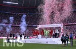 16.05.2026, Fussball Bundesliga 2025/2026, 34.Spieltag, FC Bayern München - 1.FC Köln, in der Allianz-Arena München,   Deutscher Meister 2026 FC Bayern , Leon Goretzka (FC Bayern München) hält die Schale nach oben,


