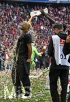 16.05.2026, Fussball Bundesliga 2025/2026, 34.Spieltag, FC Bayern München - 1.FC Köln, in der Allianz-Arena München,  Trainer Vincent Kompany (FC Bayern München) wird mit Weissbier beschüttet.


