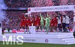 16.05.2026, Fussball Bundesliga 2025/2026, 34.Spieltag, FC Bayern München - 1.FC Köln, in der Allianz-Arena München,   Deutscher Meister 2026 FC Bayern , Leon Goretzka (FC Bayern München) hält die Schale nach oben,


