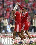 16.05.2026, Fussball Bundesliga 2025/2026, 34.Spieltag, FC Bayern München - 1.FC Köln, in der Allianz-Arena München,   Aleksandar Pavlovic (FC Bayern München) beschüttet Jonathan Tah (FC Bayern München) mit Weissbier


