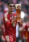 16.05.2026, Fussball Bundesliga 2025/2026, 34.Spieltag, FC Bayern München - 1.FC Köln, in der Allianz-Arena München,   Aleksandar Pavlovic (FC Bayern München) mit Weissbier


