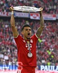 16.05.2026, Fussball Bundesliga 2025/2026, 34.Spieltag, FC Bayern München - 1.FC Köln, in der Allianz-Arena München,   
Luis Diaz (FC Bayern München) hält die Meisterschale nach oben,

