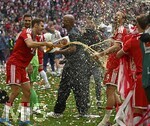 16.05.2026, Fussball Bundesliga 2025/2026, 34.Spieltag, FC Bayern München - 1.FC Köln, in der Allianz-Arena München,   Josip Stanisic (Bayern München) und Harry Kane (FC Bayern München) beschütten sich gegenseitig mit Weissbier


