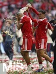 16.05.2026, Fussball Bundesliga 2025/2026, 34.Spieltag, FC Bayern München - 1.FC Köln, in der Allianz-Arena München,   Aleksandar Pavlovic (FC Bayern München) beschüttet Jonathan Tah (FC Bayern München) mit Weissbier


