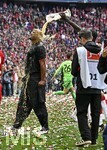 16.05.2026, Fussball Bundesliga 2025/2026, 34.Spieltag, FC Bayern München - 1.FC Köln, in der Allianz-Arena München,   Trainer Vincent Kompany (FC Bayern München) kriegt eine Bierdusche von Dayot Upamecano (FC Bayern München) 

