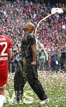 16.05.2026, Fussball Bundesliga 2025/2026, 34.Spieltag, FC Bayern München - 1.FC Köln, in der Allianz-Arena München,   Trainer Vincent Kompany (FC Bayern München) kriegt eine Bierdusche von Dayot Upamecano (FC Bayern München) 

