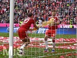 16.05.2026, Fussball Bundesliga 2025/2026, 34.Spieltag, FC Bayern München - 1.FC Köln, in der Allianz-Arena München,   Tom Bischof (Bayern München) beschüttet Joshua Kimmich (FC Bayern München) mit Bier 


