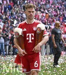 16.05.2026, Fussball Bundesliga 2025/2026, 34.Spieltag, FC Bayern München - 1.FC Köln, in der Allianz-Arena München,    Joshua Kimmich (FC Bayern München) mit zwei Weissbiergläsern


