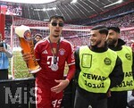 16.05.2026, Fussball Bundesliga 2025/2026, 34.Spieltag, FC Bayern München - 1.FC Köln, in der Allianz-Arena München,    Aleksandar Pavlovic (FC Bayern München) gibt den Fans ein Weissbierglas

