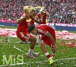 16.05.2026, Fussball Bundesliga 2025/2026, 34.Spieltag, FC Bayern München - 1.FC Köln, in der Allianz-Arena München,   v.l. Jonathan Tah (FC Bayern München) und Luis Diaz (FC Bayern München)  beschütten sich mit Bier


