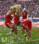 16.05.2026, Fussball Bundesliga 2025/2026, 34.Spieltag, FC Bayern München - 1.FC Köln, in der Allianz-Arena München,   v.l. Jonathan Tah (FC Bayern München) und Luis Diaz (FC Bayern München)  beschütten sich mit Bier

