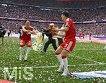 16.05.2026, Fussball Bundesliga 2025/2026, 34.Spieltag, FC Bayern München - 1.FC Köln, in der Allianz-Arena München,   Min-jae Kim (Bayern München, Minjae Kim) und Hiroki Ito (FC Bayern München) beschütten sich mit Bier.

