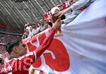 16.05.2026, Fussball Bundesliga 2025/2026, 34.Spieltag, FC Bayern München - 1.FC Köln, in der Allianz-Arena München,    Aleksandar Pavlovic (FC Bayern München) gibt den Fans ein Weissbierglas

