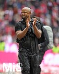 16.05.2026, Fussball Bundesliga 2025/2026, 34.Spieltag, FC Bayern München - 1.FC Köln, in der Allianz-Arena München,   
Trainer Vincent Kompany (FC Bayern München) ist durch und durch nass von der Weissbierdusche

