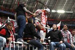16.05.2026, Fussball Bundesliga 2025/2026, 34.Spieltag, FC Bayern München - 1.FC Köln, in der Allianz-Arena München,   
Leon Goretzka (FC Bayern München) bei den Fans am Zaun,

