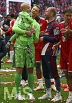 16.05.2026, Fussball Bundesliga 2025/2026, 34.Spieltag, FC Bayern München - 1.FC Köln, in der Allianz-Arena München,   Torwart Manuel Neuer (FC Bayern München) und Konrad Laimer (FC Bayern München) albern mit dem Sohn von Torwart Manuel Neuer (FC Bayern München) herum , Luca freut sich.


