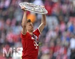 16.05.2026, Fussball Bundesliga 2025/2026, 34.Spieltag, FC Bayern München - 1.FC Köln, in der Allianz-Arena München,   Joshua Kimmich (FC Bayern München) hält die Schale nach oben,


