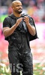 16.05.2026, Fussball Bundesliga 2025/2026, 34.Spieltag, FC Bayern München - 1.FC Köln, in der Allianz-Arena München,   Trainer Vincent Kompany (FC Bayern München) ist zufrieden und durch und durch nass von der Bierdusche.


