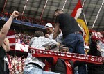 16.05.2026, Fussball Bundesliga 2025/2026, 34.Spieltag, FC Bayern München - 1.FC Köln, in der Allianz-Arena München,   Leon Goretzka (FC Bayern München) bei den Fans am Zaun.


