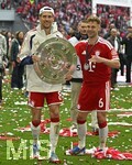 16.05.2026, Fussball Bundesliga 2025/2026, 34.Spieltag, FC Bayern München - 1.FC Köln, in der Allianz-Arena München,   v.l. Leon Goretzka (FC Bayern München) und Joshua Kimmich (FC Bayern München) mit der Meisterschale.


