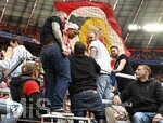 16.05.2026, Fussball Bundesliga 2025/2026, 34.Spieltag, FC Bayern München - 1.FC Köln, in der Allianz-Arena München,   Leon Goretzka (FC Bayern München) bei den Fans am Zaun.


