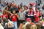 16.05.2026, Fussball Bundesliga 2025/2026, 34.Spieltag, FC Bayern München - 1.FC Köln, in der Allianz-Arena München,   Trainer Vincent Kompany (FC Bayern München) mit seiner Familie.


