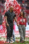 16.05.2026, Fussball Bundesliga 2025/2026, 34.Spieltag, FC Bayern München - 1.FC Köln, in der Allianz-Arena München,   Das muss Liebe sein: Trainer Vincent Kompany (FC Bayern München) mit seiner Frau Carla Higgs Kompany (FC Bayern München).



