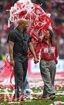 16.05.2026, Fussball Bundesliga 2025/2026, 34.Spieltag, FC Bayern München - 1.FC Köln, in der Allianz-Arena München,   Das muss Liebe sein: Trainer Vincent Kompany (FC Bayern München) mit seiner Frau Carla Higgs Kompany (FC Bayern München).


