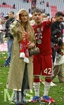 16.05.2026, Fussball Bundesliga 2025/2026, 34.Spieltag, FC Bayern München - 1.FC Köln, in der Allianz-Arena München,   Lennart Karl (FC Bayern München) mit seiner Model Freundin Zoe Käppele (Deutschland).


